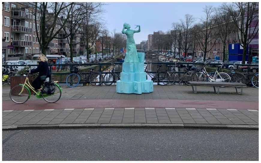 IJS Levend Standbeeld als winterse eyecatcher op evenementen. Dit levende beeld lijkt een ijssculptuur en komt soms sierlijk tot leven. Perfect voor ontvangst, winkelcentra en winter thema’s.