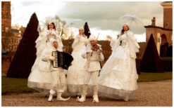 Ervaar vorstelijke elegantie met de IJskoninginnen Wit Steltenlopers en betoverend muzikaal duo. Perfect voor elk evenement. Boek nu!