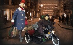 Motor Duo Winters is een komische kerstact op een kleine motor. Mobiel winterentertainment vol humor en interactie, perfect voor kerstmarkten, winkelcentra, festivals en winterevenementen.