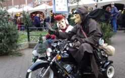 Motor Duo Winters is een komische kerstact op een kleine motor. Mobiel winterentertainment vol humor en interactie, perfect voor kerstmarkten, winkelcentra, festivals en winterevenementen.