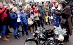 Motor Duo Winters is een komische kerstact op een kleine motor. Mobiel winterentertainment vol humor en interactie, perfect voor kerstmarkten, winkelcentra, festivals en winterevenementen.