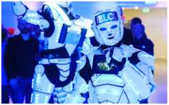 Netwerk Led Robot: Een opvallende publiekstrekker met persoonlijke boodschap op LCD-scherm en vriendelijke robotstem.