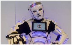 Netwerk Led Robot: Een opvallende publiekstrekker met persoonlijke boodschap op LCD-scherm en vriendelijke robotstem.