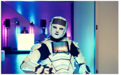 Netwerk Led Robot: Een opvallende publiekstrekker met persoonlijke boodschap op LCD-scherm en vriendelijke robotstem.