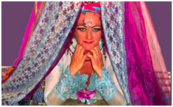 Betoverende Oosterse Dames: Ervaar deze unieke Moving Table Act met oriëntaalse gastvrijheid en culinaire magie. Boek nu voor uw betoverende evenement!