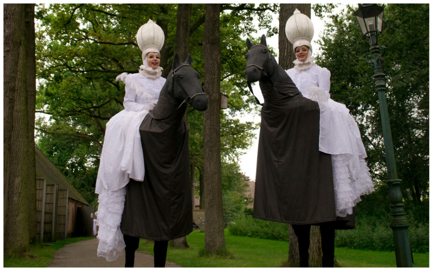 Barokke Ruiters Steltenlopers brengen koninklijke elegantie en sprookjesachtige magie naar elk event. Indrukwekkende kostuums en statige verschijning maken deze act perfect voor festivals, ontvangst en winkelcentra.