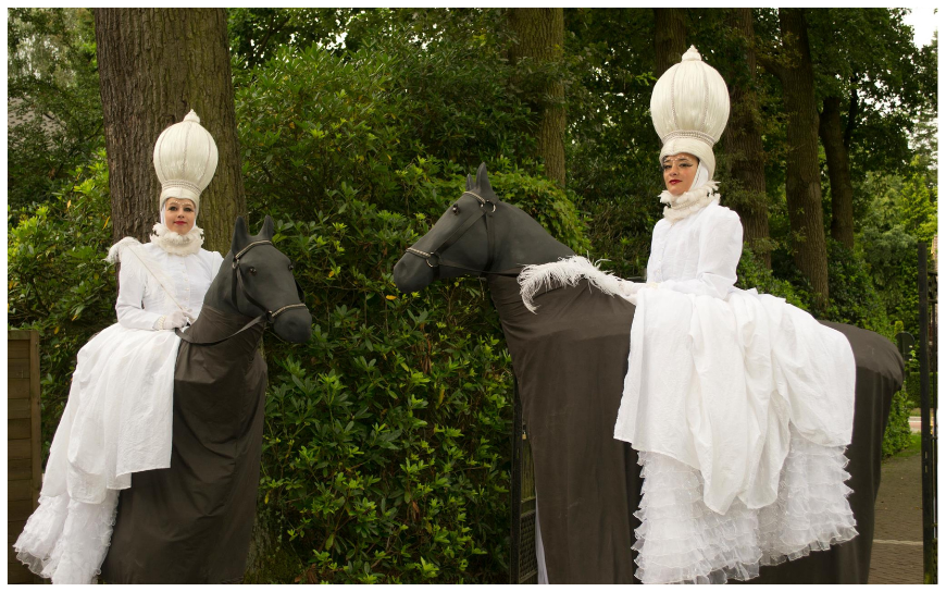 Barokke Ruiters Steltenlopers brengen koninklijke elegantie en sprookjesachtige magie naar elk event. Indrukwekkende kostuums en statige verschijning maken deze act perfect voor festivals, ontvangst en winkelcentra.