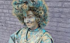 Cupido Levend Standbeeld huren? Romantische ontvangst act voor Valentijn, jubileum, winkelcentrum of beurs. Liefdevolle animatie vol charme, interactie en betoverende uitstraling.