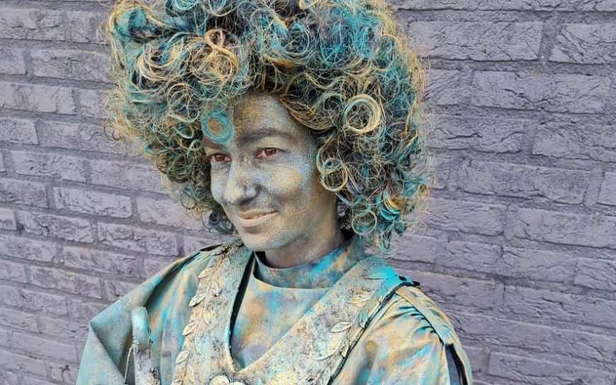 Cupido Levend Standbeeld huren? Romantische ontvangst act voor Valentijn, jubileum, winkelcentrum of beurs. Liefdevolle animatie vol charme, interactie en betoverende uitstraling.