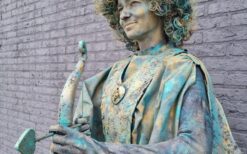 Cupido Levend Standbeeld huren? Romantische ontvangst act voor Valentijn, jubileum, winkelcentrum of beurs. Liefdevolle animatie vol charme, interactie en betoverende uitstraling.