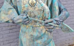 Cupido Levend Standbeeld huren? Romantische ontvangst act voor Valentijn, jubileum, winkelcentrum of beurs. Liefdevolle animatie vol charme, interactie en betoverende uitstraling.