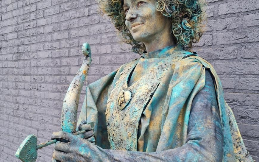 Cupido Levend Standbeeld huren? Romantische ontvangst act voor Valentijn, jubileum, winkelcentrum of beurs. Liefdevolle animatie vol charme, interactie en betoverende uitstraling.