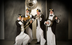 Dit Pinguïns Dixieland Orkest speelt een voor iedereen herkenbaar repertoire in dixie-stijl. Boek nu!