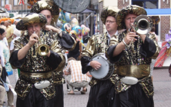 Dit Oosters Dixieland Looporkest speelt een voor iedereen herkenbaar repertoire in dixie-stijl. Boek nu!