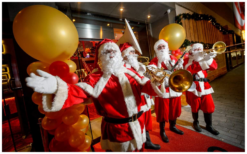 Dit Kerstmannen Dixieland Orkest speelt een voor iedereen herkenbaar repertoire in dixie-stijl. Boek nu!