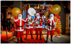 Dit Kerstmannen Dixieland Orkest speelt een voor iedereen herkenbaar repertoire in dixie-stijl. Boek nu!