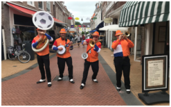 Dit Oranje Dixieland Orkest speelt een voor iedereen herkenbaar repertoire in dixie-stijl. Boek nu!