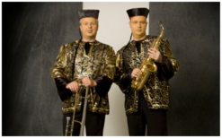 Dit Chinezen Dixieland Looporkest speelt een voor iedereen herkenbaar repertoire in dixie-stijl. Boek nu! Oosterse charme en vrolijke dixielandmuziek zorgen samen voor een bijzondere sfeer. Het orkest beweegt spelend door het publiek en creëert interactie. Perfect voor evenementen die een verrassend Oosters accent zoeken.