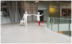 Animatie Duo Rood Wit zorgt voor opvallend entertainment als levend standbeeld of mobiele act. Dit duo is ideaal voor ontvangst, winkelcentra en beurzen en brengt sfeer met een rood wit thema.