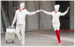 Animatie Duo Rood Wit zorgt voor opvallend entertainment als levend standbeeld of mobiele act. Dit duo is ideaal voor ontvangst, winkelcentra en beurzen en brengt sfeer met een rood wit thema.