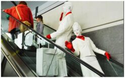 Animatie Duo Rood Wit zorgt voor opvallend entertainment als levend standbeeld of mobiele act. Dit duo is ideaal voor ontvangst, winkelcentra en beurzen en brengt sfeer met een rood wit thema.