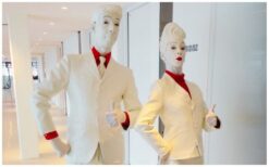 Animatie Duo Rood Wit zorgt voor opvallend entertainment als levend standbeeld of mobiele act. Dit duo is ideaal voor ontvangst, winkelcentra en beurzen en brengt sfeer met een rood wit thema.