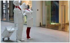 Animatie Duo Rood Wit zorgt voor opvallend entertainment als levend standbeeld of mobiele act. Dit duo is ideaal voor ontvangst, winkelcentra en beurzen en brengt sfeer met een rood wit thema.