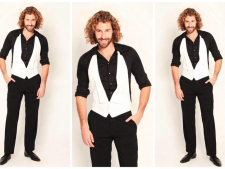Stijlvolle host met Zwart Overhemd / Wit Gilet voor warm welkom en succes op uw evenement. Oprechte flair en veelzijdige charme voor diverse genres.