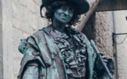 Rattenvanger van Hamelen Levend Standbeeld huren? Sprookjesachtige ontvangst act voor beurs, festival of winkelcentrum. Mobiele animatie vol magie en verwondering voor elk evenement.