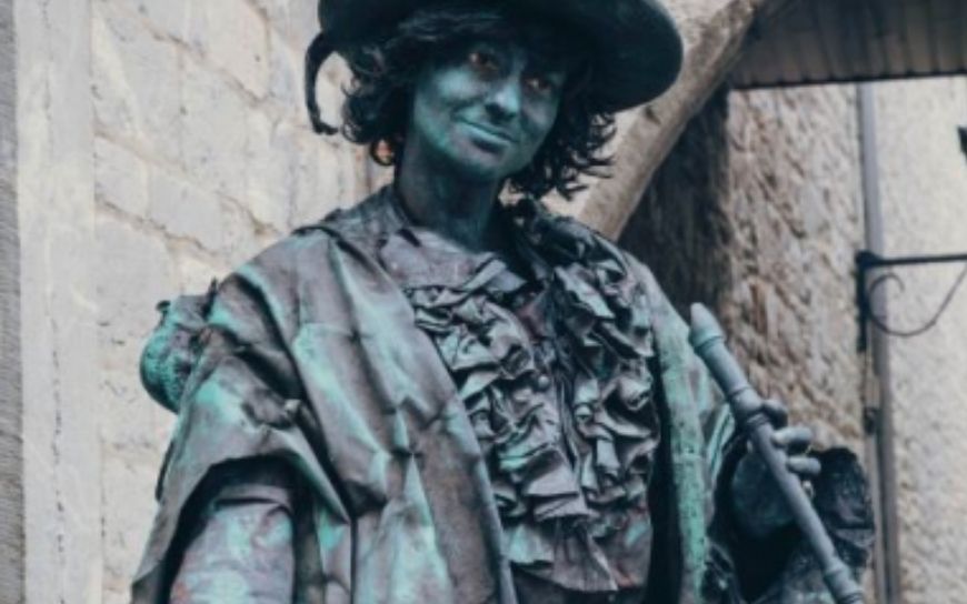 Rattenvanger van Hamelen Levend Standbeeld huren? Sprookjesachtige ontvangst act voor beurs, festival of winkelcentrum. Mobiele animatie vol magie en verwondering voor elk evenement.