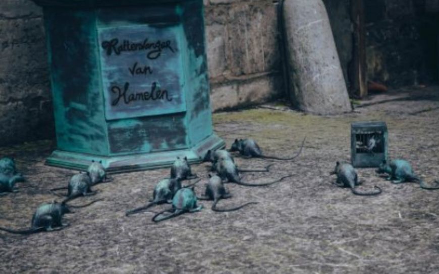 Rattenvanger van Hamelen Levend Standbeeld huren? Sprookjesachtige ontvangst act voor beurs, festival of winkelcentrum. Mobiele animatie vol magie en verwondering voor elk evenement.