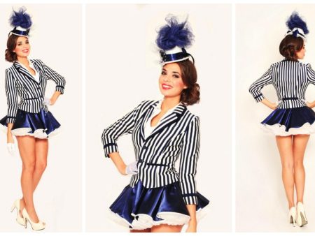 Ervaar maritieme charme: "Marine Girls Gestreept" heten uw gasten welkom met flair en stijl. Boek nu voor onvergetelijk entertainment!
