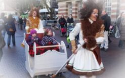 Bijzondere Rendieren met Arrenslee kerst act. Interactieve winter act met ritjes voor gasten. Ideaal voor winkelcentra, kerstmarkten en events met winter of kerst thema.