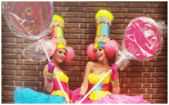De Candy Girls op Stelten brengen kleur, vrolijkheid en zoet entertainment naar ieder evenement. Perfect voor ontvangst, winkelcentra en festivals. Boek deze feestelijke steltenact voor een onvergetelijke sfeer!