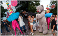 De Candy Girls op Stelten brengen kleur, vrolijkheid en zoet entertainment naar ieder evenement. Perfect voor ontvangst, winkelcentra en festivals. Boek deze feestelijke steltenact voor een onvergetelijke sfeer!