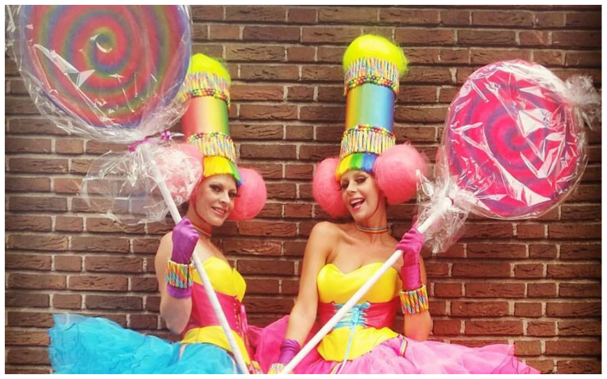 De Candy Girls op Stelten brengen kleur, vrolijkheid en zoet entertainment naar ieder evenement. Perfect voor ontvangst, winkelcentra en festivals. Boek deze feestelijke steltenact voor een onvergetelijke sfeer!