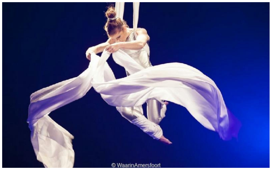 Ervaar de betoverende Tissue Act: kleurrijke luchtacrobatiek vol kracht en elegantie. Boek nu voor een magisch evenement! 🌈🤸♀️