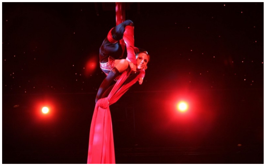 Ervaar de betoverende Tissue Act: kleurrijke luchtacrobatiek vol kracht en elegantie. Boek nu voor een magisch evenement! 🌈🤸♀️