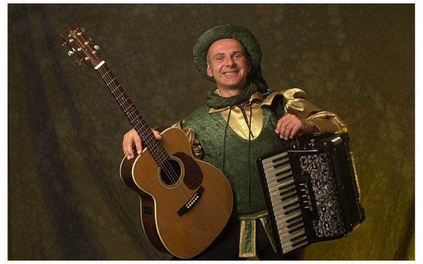 Reis terug in de tijd met de betoverende klanken van onze middeleeuwse troubadour! Met een indrukwekkend repertoire van ruim 300 titels brengt deze muzikant direct een historische sfeer naar elk evenement. Gasten worden meteen gegrepen door de authentieke instrumenten en de unieke, meeslepende verhalen uit de middeleeuwen. Deze veelzijdige troubadour act is zowel akoestisch als versterkt inzetbaar voor festivals, winkelcentra en officiële ontvangsten. De interactieve optredens zorgen voor een onvergetelijke beleving die naadloos aansluit bij uw specifieke thema. Boek vandaag nog dit historisch entertainment en geef uw publiek een magische ervaring vol nostalgie en muzikaal vakmanschap!