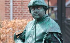 Robin Hood Levend Standbeeld huren? Stoere middeleeuwse act met pijl en boog voor festival, braderie of kinder evenement. Sprookjesachtig straattheater in natuurlijke setting