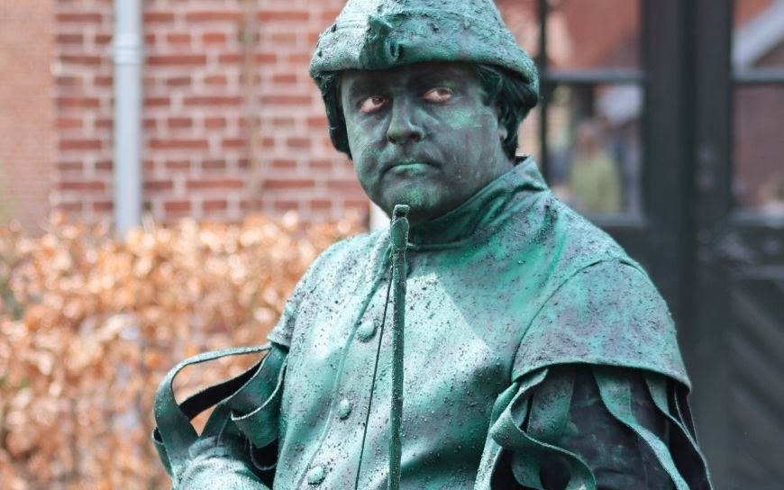 Robin Hood Levend Standbeeld huren? Stoere middeleeuwse act met pijl en boog voor festival, braderie of kinder evenement. Sprookjesachtig straattheater in natuurlijke setting