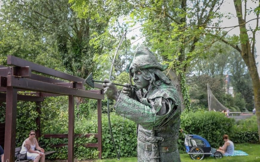 Robin Hood Levend Standbeeld huren? Stoere middeleeuwse act met pijl en boog voor festival, braderie of kinder evenement. Sprookjesachtig straattheater in natuurlijke setting