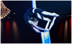 Ervaar de betoverende Tissue Act: kleurrijke luchtacrobatiek vol kracht en elegantie. Boek nu voor een magisch evenement! 🌈🤸♀️