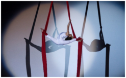 Ervaar de betoverende Tissue Act: kleurrijke luchtacrobatiek vol kracht en elegantie. Boek nu voor een magisch evenement! 🌈🤸♀️