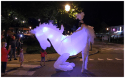 De White Horses Steltenlopers brengen een magische parade vol licht, beweging en elegantie. Perfect voor avondevents, festivals en winkelcentra. Een betoverende LED-act die elke locatie laat stralen!