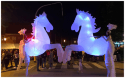 De White Horses Steltenlopers brengen een magische parade vol licht, beweging en elegantie. Perfect voor avondevents, festivals en winkelcentra. Een betoverende LED-act die elke locatie laat stralen!