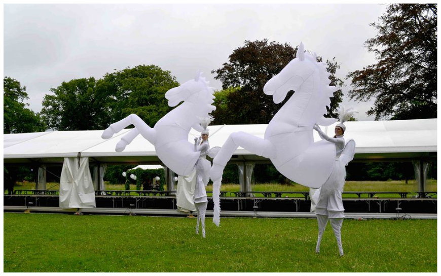 De White Horses Steltenlopers brengen een magische parade vol licht, beweging en elegantie. Perfect voor avondevents, festivals en winkelcentra. Een betoverende LED-act die elke locatie laat stralen!