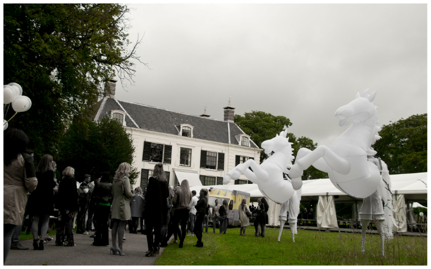 De White Horses Steltenlopers brengen een magische parade vol licht, beweging en elegantie. Perfect voor avondevents, festivals en winkelcentra. Een betoverende LED-act die elke locatie laat stralen!