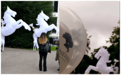 De White Horses Steltenlopers brengen een magische parade vol licht, beweging en elegantie. Perfect voor avondevents, festivals en winkelcentra. Een betoverende LED-act die elke locatie laat stralen!