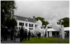 De White Horses Steltenlopers brengen een magische parade vol licht, beweging en elegantie. Perfect voor avondevents, festivals en winkelcentra. Een betoverende LED-act die elke locatie laat stralen!
